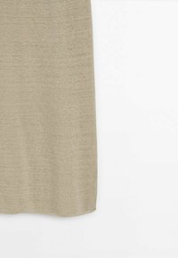 Beige, gestrickter Stoff mit einer glatten Textur. Verfügt über ein einfaches Design und einen sauberen, geraden Saum. Eignet sich für die Freizeit.