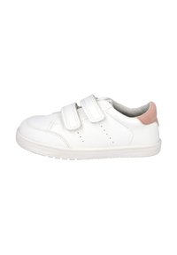 Zapatilla blanca de cuero con dos correas de Velcro, perforaciones en los laterales y un suave acento de ante rosa en el talón. Suela de goma de perfil bajo.