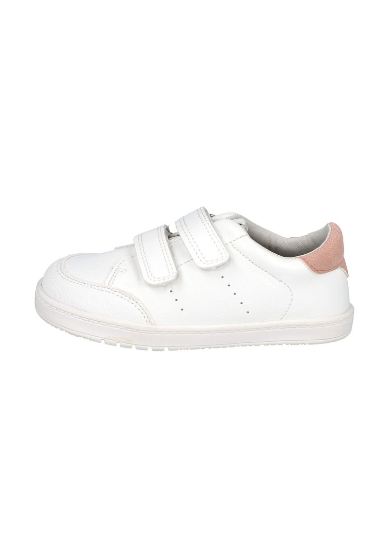 Zapatilla blanca de cuero con dos correas de Velcro, perforaciones en los laterales y un suave acento de ante rosa en el talón. Suela de goma de perfil bajo.