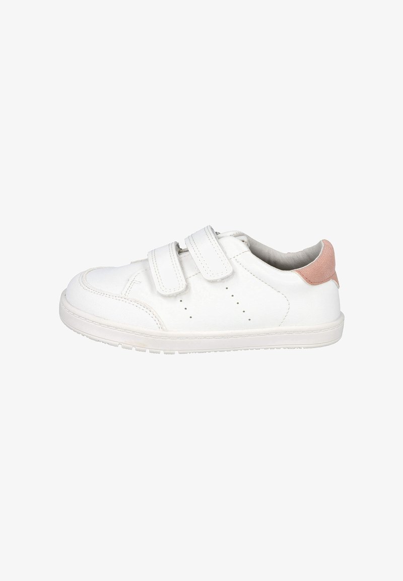 Zapatilla blanca de cuero con dos correas de Velcro, perforaciones en los laterales y un suave acento de ante rosa en el talón. Suela de goma de perfil bajo.
