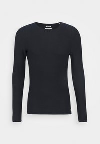 T-shirt à manches longues en bleu marine foncé, en tissu jersey doux. Il présente un col rond et une coupe ajustée, avec un marquage minimal au niveau de l'ourlet.