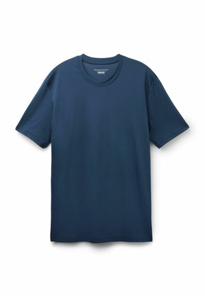 Gładka granatowa bawełniana koszulka z krótkim rękawem i okrągłym dekoltem ułożona płasko na białym tle.