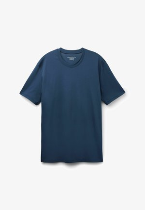 Gładka granatowa bawełniana koszulka z krótkim rękawem i okrągłym dekoltem ułożona płasko na białym tle.