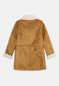 Abrigo de ante marrón con cuello y puños de pelo blanco, mostrado por la parte de atrás sobre un fondo blanco liso.