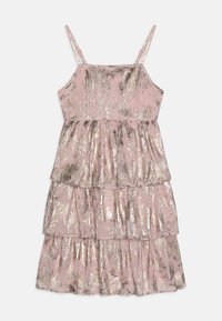 Robe rose à volants avec des rayures métalliques argentées. Elle présente des bretelles spaghetti fines et un tissu texturé, créant une apparence en couches.