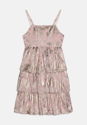 Roza obleka s tieri in metalnimi srebrnimi črtami. Ima tanke spaghetti naramnice in strukturirano tkanino, kar ustvarja večplastni videz.