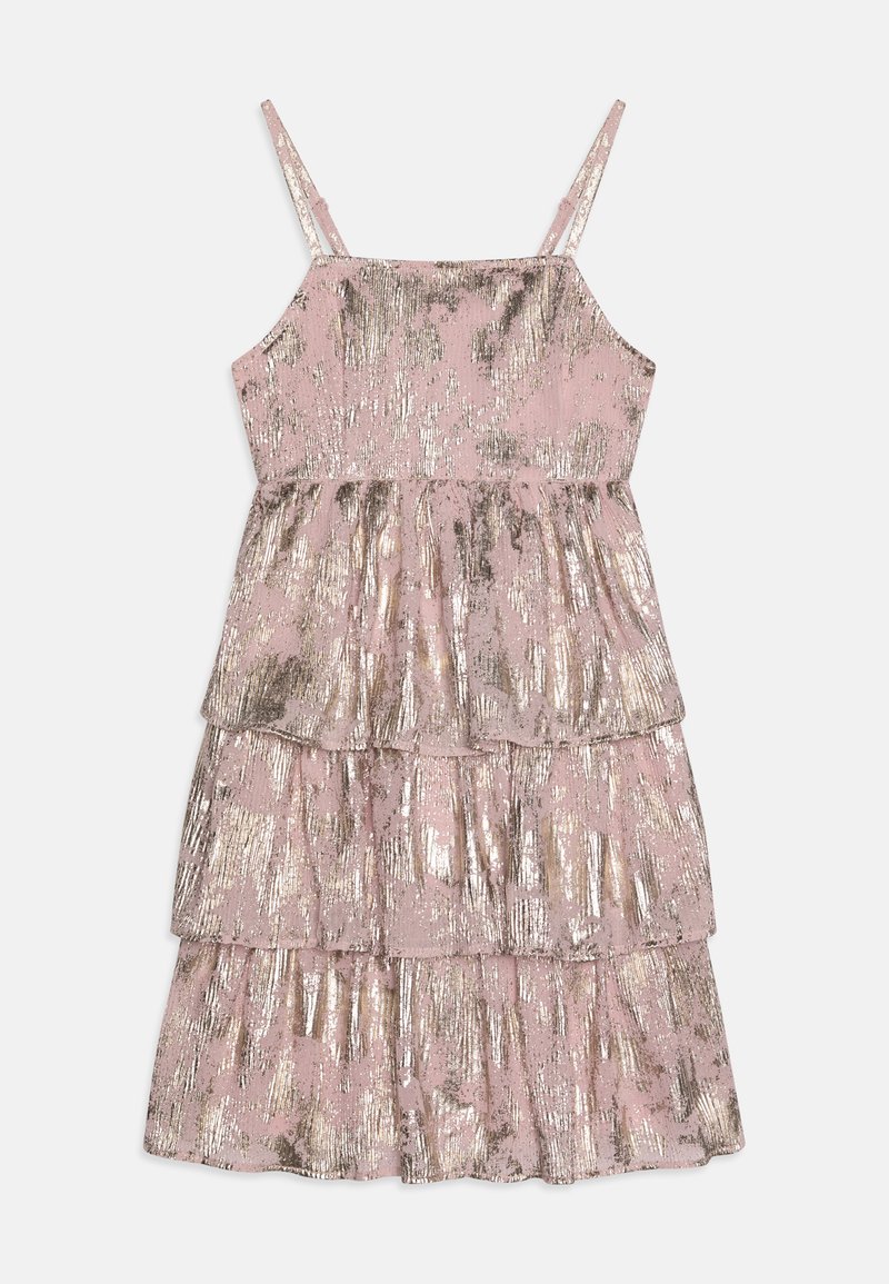 Robe rose à volants avec des rayures métalliques argentées. Elle présente des bretelles spaghetti fines et un tissu texturé, créant une apparence en couches.