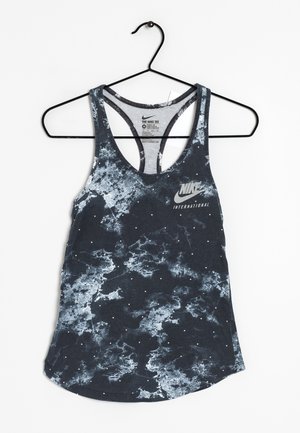 Czarnobiały top Nike racerback tie-dye z logo „Nike International” na piersi, wiszący na czarnym drucianym wieszaku na białym tle.