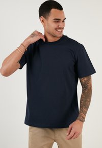 Buratti REGULAR FIT - Paprasti marškinėliai - indigo