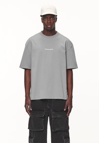 Pegador COLNE LOGO TEE - Nyomott mintás póló - washed cool grey/desert sand