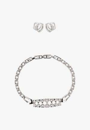Zilver sieradenset met hartvormige oorbellen met edelstenen en een bijpassende armband met hartmotieven en een gepolijst kettinkje.