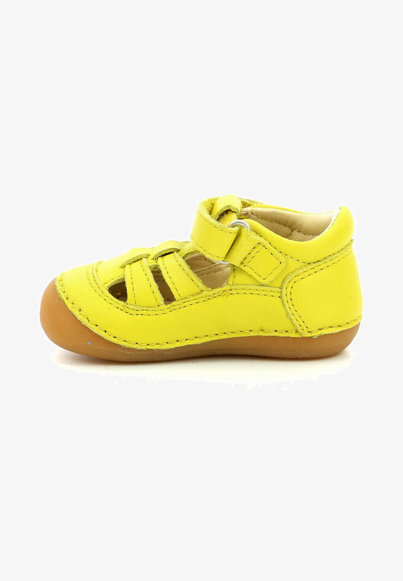 Geel leren sandaal met uitsnijdingen, verstelbare klittenbandsluiting en beige rubberen zool, met contrasterende stiksels langs de randen.