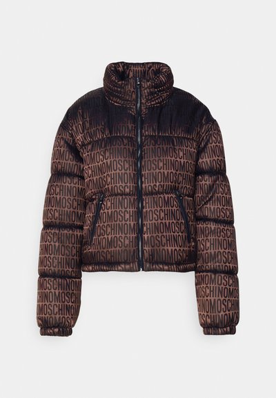 Barna és fekete pufi kabát, amelyen teljes felületén logónyomat található, magas gallérral és cipzáras elejével. Az ujjak összegyűjtöttek, hogy szoros illeszkedést biztosítsanak.