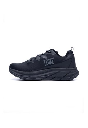 Zapatilla deportiva negra con suela gruesa, cordones en la parte delantera y logo "LEONE 1947" en el lateral, mostrada sobre fondo blanco.