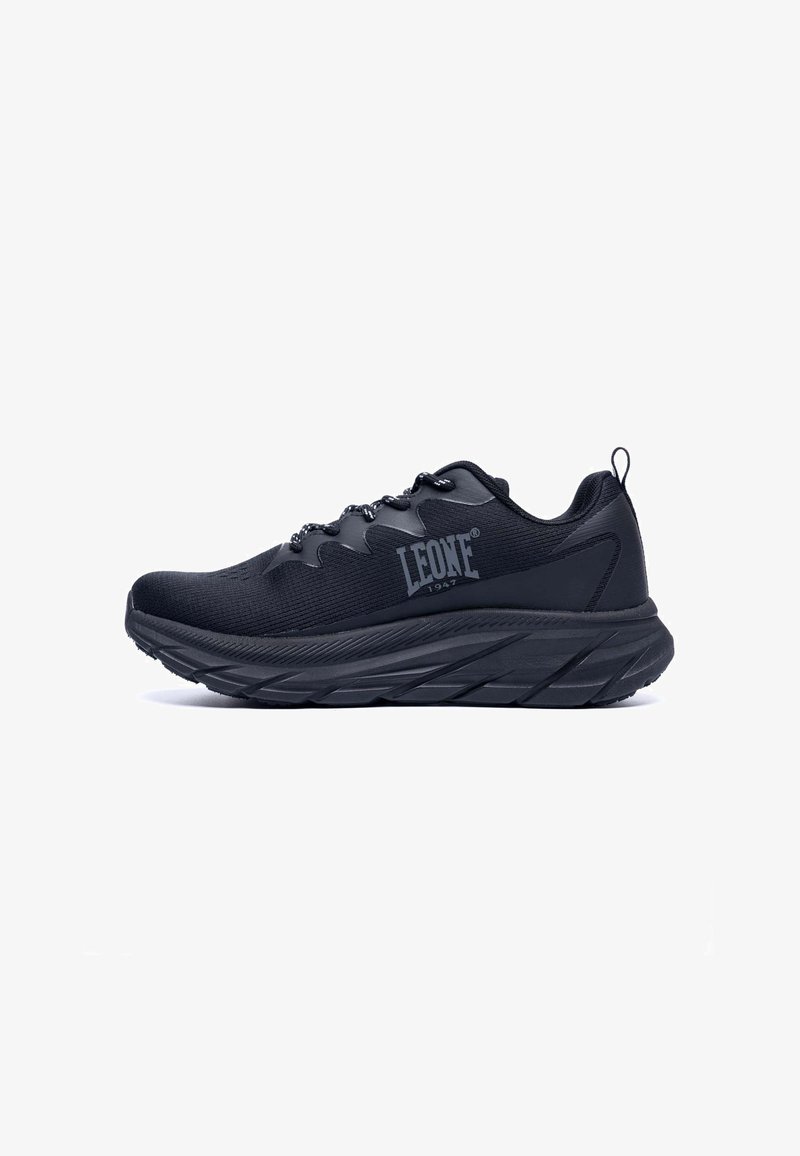 Basket de sport noire avec une semelle épaisse, lacets à l'avant et logo "LEONE 1947" sur le côté, présentée sur fond blanc.