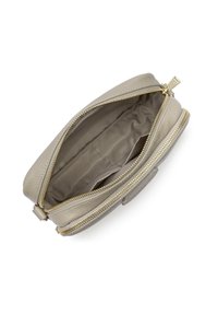 Clutch in pelle grigia con texture liscia, cerniere in metallo dorato e interno spazioso. Due scomparti per organizzare gli oggetti all'interno.