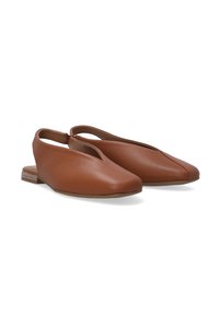 Brązowe skórzane buty na odkrytej pięcie z ostrym noskiem, otwartymi bokami i niskim, skórzanym obcasem. Gładka tekstura z minimalistycznymi detalami.