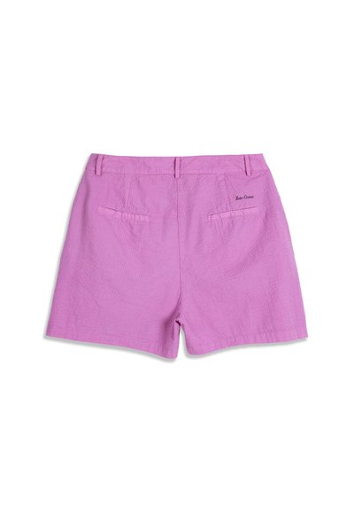 Shorts en tissu texturé lavande avec deux poches passepoilées à l'arrière, passants de ceinture et petit nom de la marque brodé sur la zone de la poche droite.