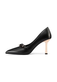 Scarpa con tacco alto in pelle nera con punta affilata, dotata di una sottile cintura con fibbia dorata e un dettaglio metallico sul tacco.