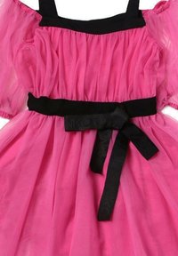 Abito in tulle rosa con maniche a sbuffo e una cintura nera. Il tessuto è leggero e trasparente, con una texture arricciata e una cintura liscia.
