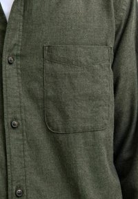 Grünes, strukturiertes Hemd mit Brusttasche und dunklen Knöpfen, aus weichem Stoff und mit klassischem Kragen-Design.