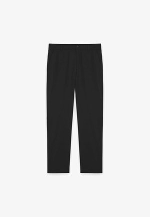 Zwarte rechte broek met voorzakken, riemlussen en een knoopsluiting in de taille.