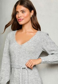 Lipsy REGULAR FIT - V-NECK CABLE - Etuikleid - grey
