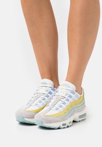 Nike Sportswear AIR MAX 95 TM - Sapatilhas - sail/ocean cube/light marine/olive aura/celery/light iron ore