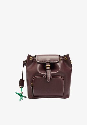 Brązowa skórzana torba typu bucket z klapą na górze, zaciąganym zamknięciem, przednią kieszenią, złotymi okuciami i zielonym akcentem.