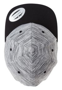 Šedá a čierna baseballová čiapka s textúrovaným melírom, čierny šilt a nastaviteľné snapback zapínanie. Obsahuje čierne ventilačné otvory.
