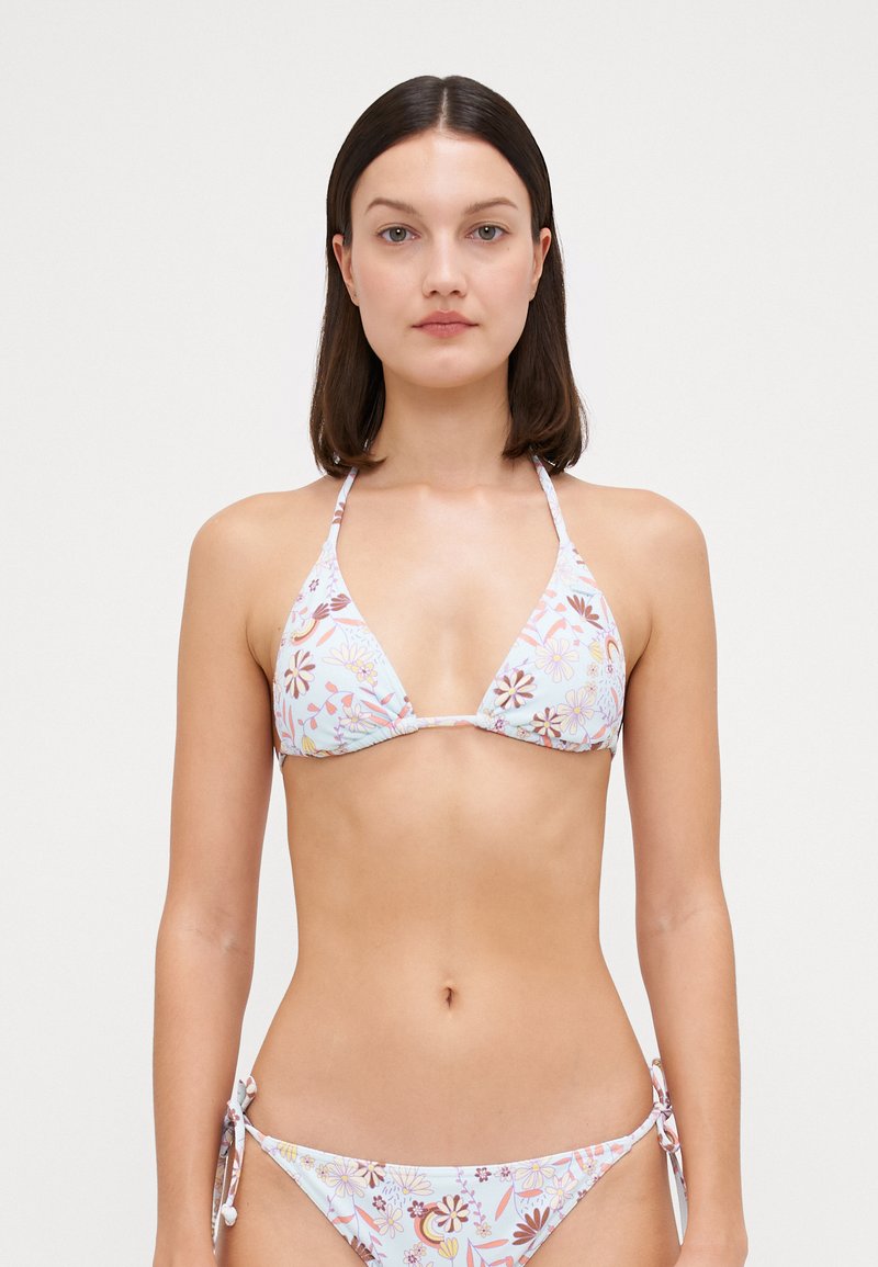 Bikini-set met bloemmotief in lichte kleuren; top heeft triangvormige cups en is te strikken in de nek en op de rug; onderkant heeft verstelbare zijkanten.