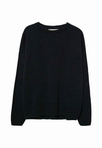 Czarny sweter dziany z okrągłym dekoltem, opuszczanymi ramionami oraz prążkowanymi mankietami i dołem. Wykonany z miękkiej, teksturowanej tkaniny.