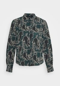 Donkergroene shirt met een grafisch patroon van zwarte en witte dierensilhouetten en stippen, met een klassieke kraag en knoopsluiting.