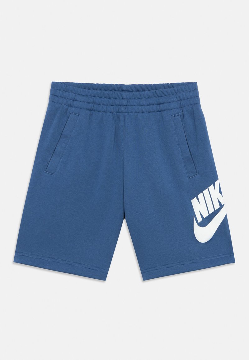 Shorts de sport bleus avec une ceinture élastique, deux poches latérales et un grand logo Nike blanc sur la jambe gauche. Texture lisse.