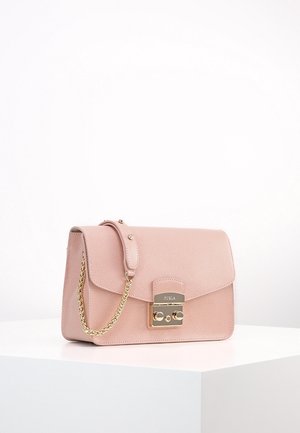 Jasnoróżowa skórzana torebka z łańcuszkiem i zapięciem w kolorze złotym, o prostokątnym kształcie i fakturowanej powierzchni, umieszczona na białym piedestale.