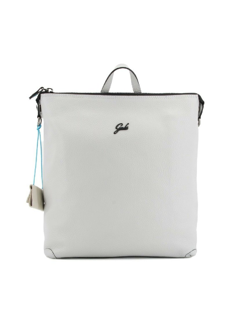 Zaino bianco in pelle con superficie texturizzata, chiusura con zip superiore, due manici corti e un piccolo tag decorativo. Logo visibile sulla parte anteriore.