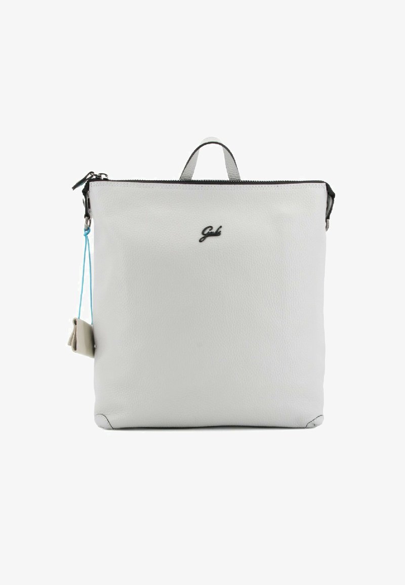 Zaino bianco in pelle con superficie texturizzata, chiusura con zip superiore, due manici corti e un piccolo tag decorativo. Logo visibile sulla parte anteriore.