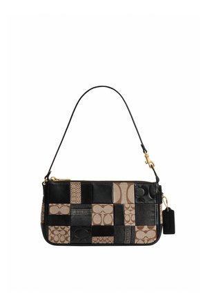 Petit sac à main rectangulaire en patchwork avec cuir noir et beige à motifs, une seule bandoulière noire, une fermeture éclair dorée et une étiquette noire.