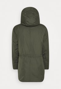 Olivově zelená parka s kapucí, elastickým pasem a dlouhými rukávy. Má hladkou, matnou texturu a střední délku.
