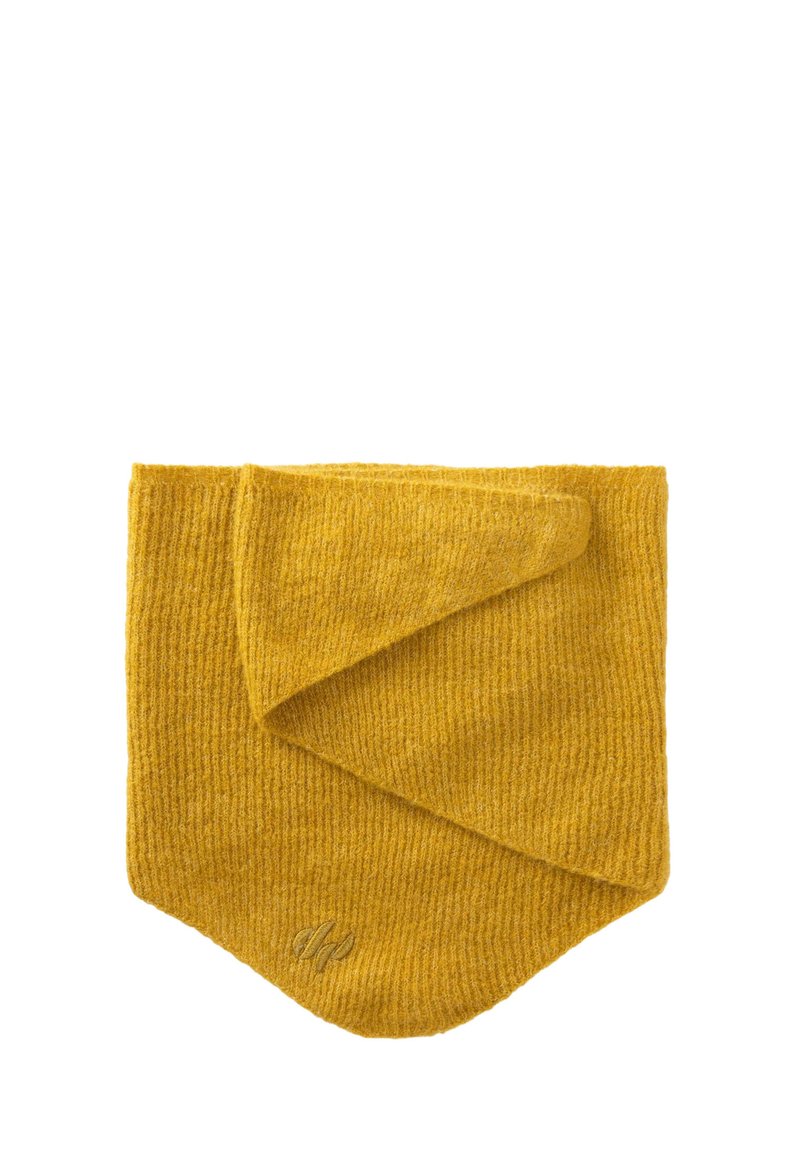 Mosterdgele geribbelde gebreide sjaal met een gevouwen ontwerp. Heeft een zachte textuur en een klein logo in de hoek.