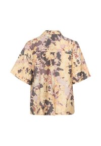 Camicetta a maniche corte in tessuto leggero con un motivo astratto multicolore nelle tonalità beige, marrone e pesco, dotata di un dettaglio con tasca sul retro.
