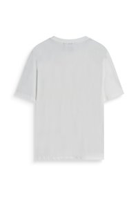 Camiseta blanca de manga corta y cuello redondo vista desde atrás, con un sutil detalle del nombre de la marca cerca del escote.