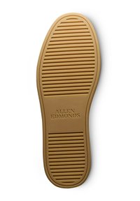 Semelle de chaussure en caoutchouc beige avec des rainures horizontales et verticales pour une meilleure adhérence, embossée avec "ALLEN EDMONDS". Texture lisse avec des bords arrondis.