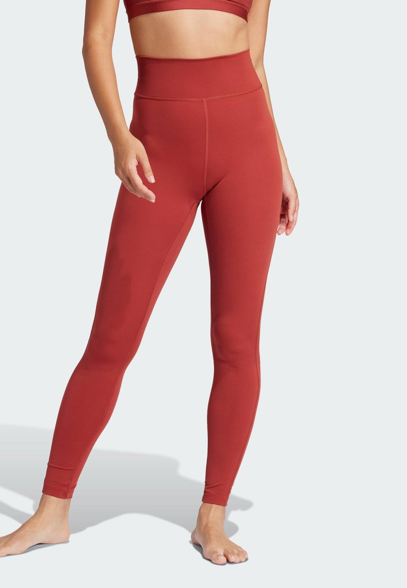 Legginsy z wysokim stanem, wykonane z elastycznej, gładkiej tkaniny w głębokim odcieniu rdzy. Charakteryzują się minimalistycznym wzornictwem bez widocznych wzorów czy akcentów.