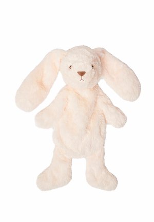 Jouet lapin en peluche doux rose pâle avec de longues oreilles tombantes, des yeux ronds noirs et un petit nez marron sur fond blanc.