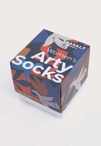 Kvadratna kutija s ženstvenim Arty čarapama, s uzorkom u raznim bojama, uključujući plavu, crvenu i bež, izrađene od organskog pamuka.
