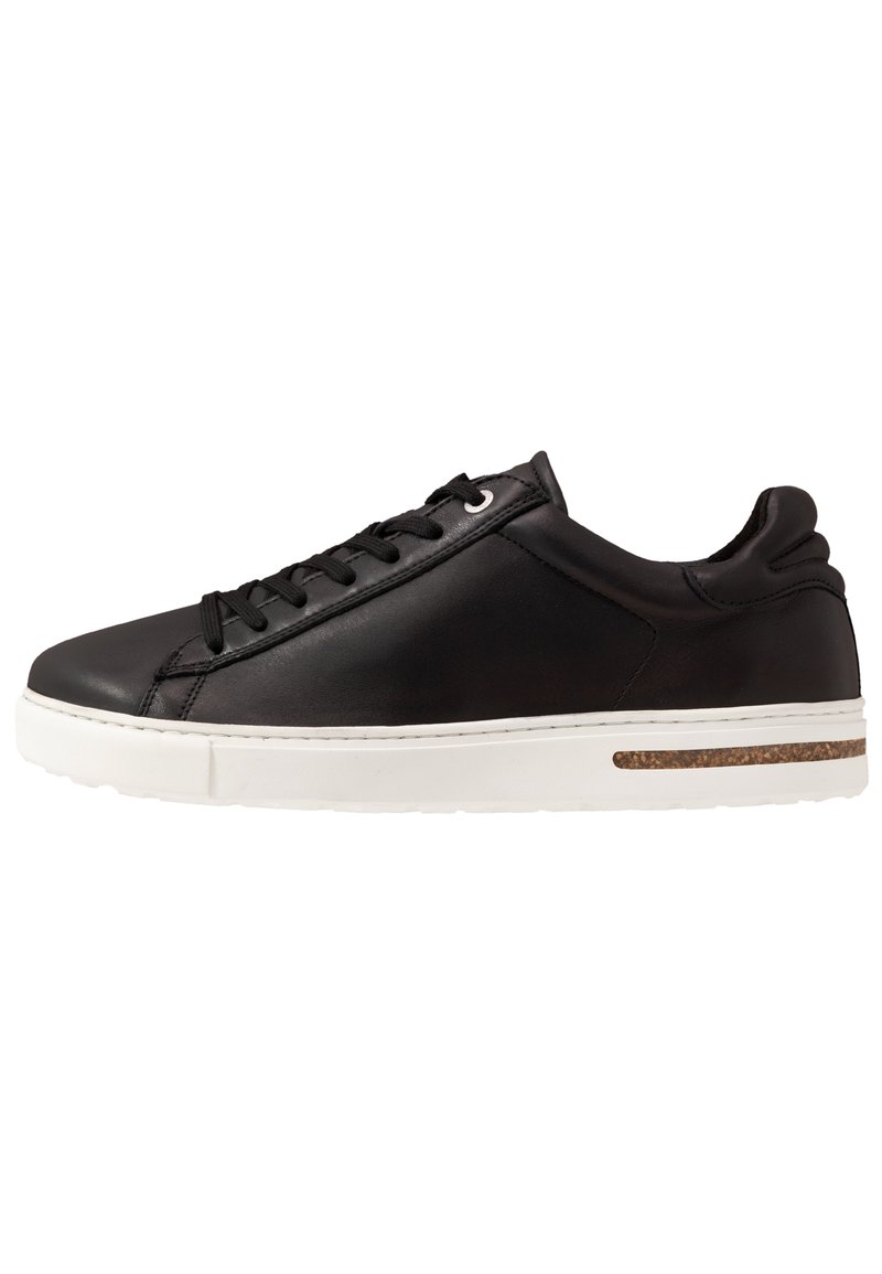 Sneaker in pelle nera con suola in gomma bianca. Caratterizzato da una punta arrotondata, design con lacci e un accento in sughero sulla suola intermedia.