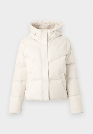 Valge soe talvejakk kapuutsiga, ees nupud ja küljetaskud, esitatud ühetoonilise tausta ees.