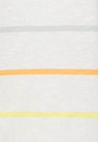 Weißer Stoff mit horizontalen Streifen in Hellgrau, Orange und Gelb. Subtile Textur, gleichmäßig verteilte Linien. Modernes, sauberes Design.
