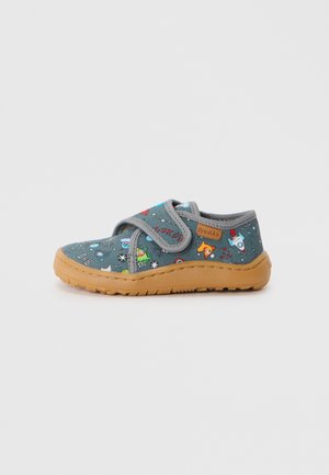 Graues Stoffschuh mit einem Klettverschluss, der farbenfrohe Muster von Tieren und Raumthemen aufweist. Gummisohle für Halt und Komfort.